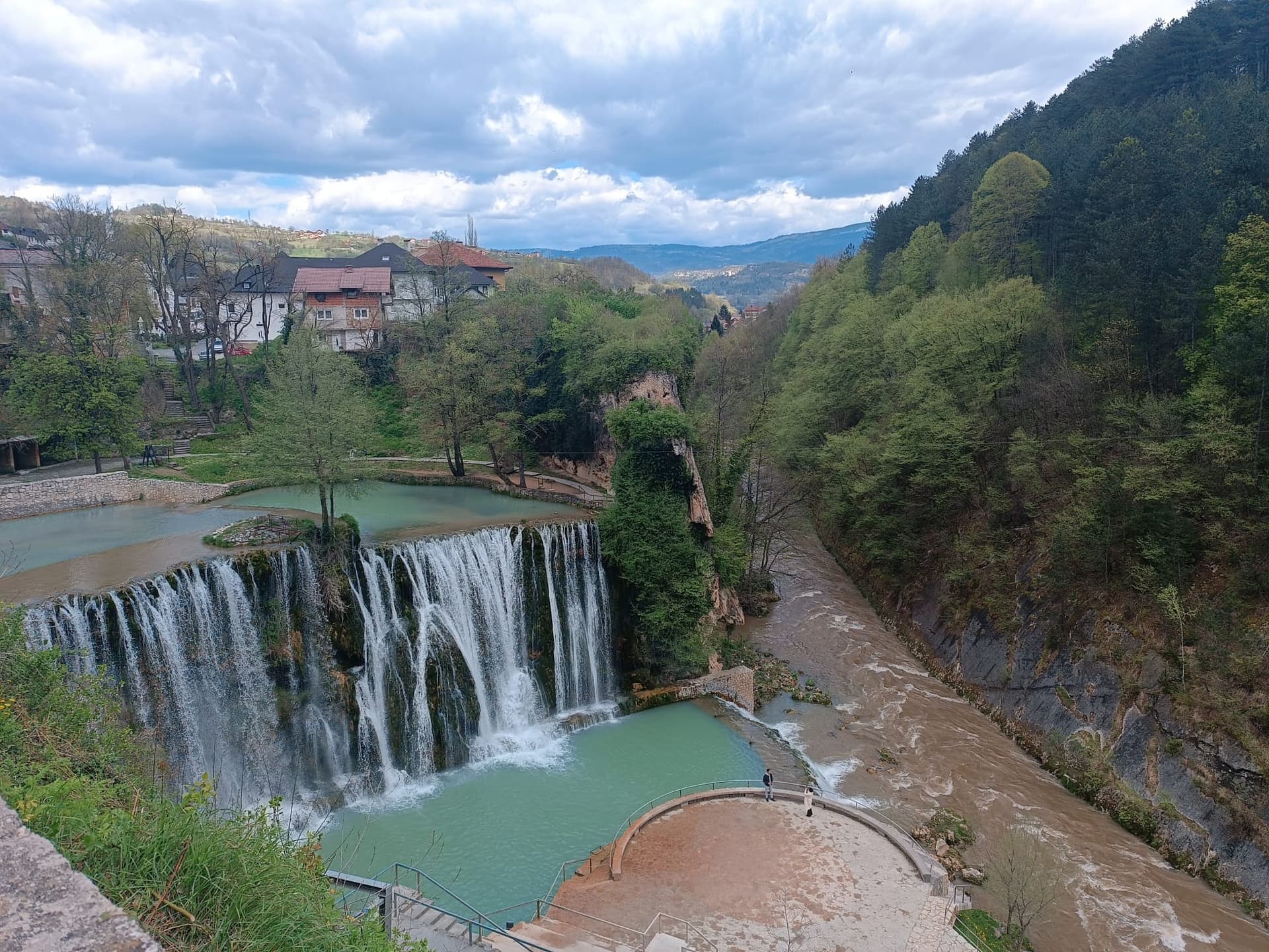 Two travelers enjoying a wooden deck near the Una River